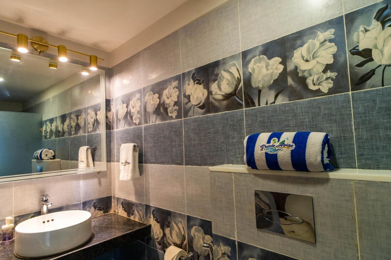 Grande Alpine Hotel Vagator Dış mekan fotoğraf