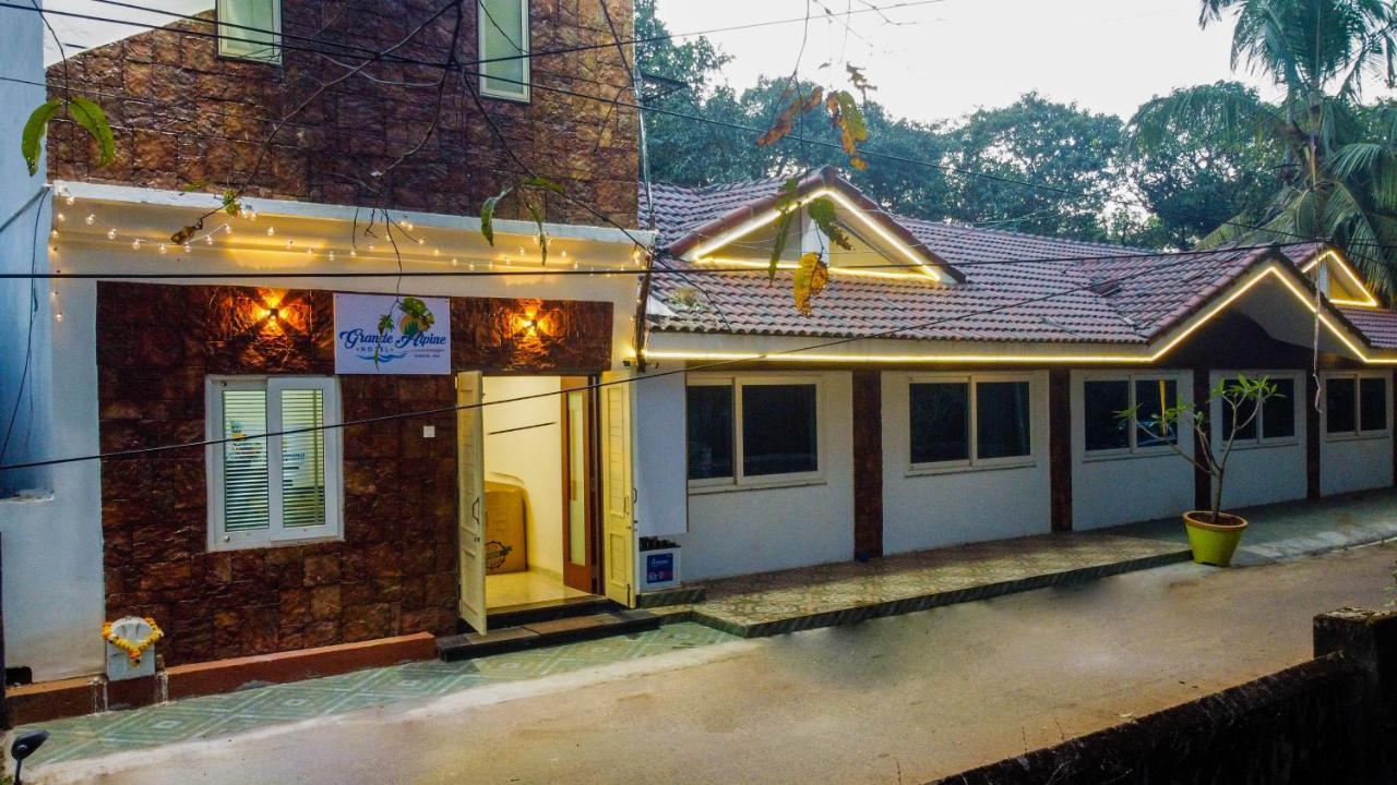 Grande Alpine Hotel Vagator Dış mekan fotoğraf